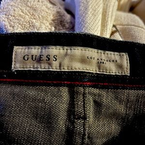 “Guess”Robertson slim tapered washed jeans.